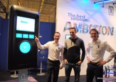 Marcel van der Knaap en Sjoerd Onings (Priva) geven uitleg aan Rob de Groot