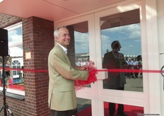 Herr Schneider knipte, met gepaste trots, het lint door.