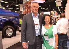 Carlo de Haas en zijn Costa Ricaanse collega Sindy Ramirez van AA Cargo c/o FlyUs