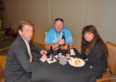 Links Ton Versteeg in gesprek