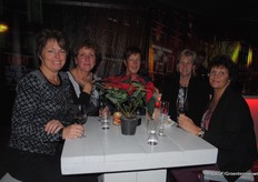 Marja, Anneke, Agnes, Yvonne en Madelene - de vrouwen naast de Prominent-telers.
