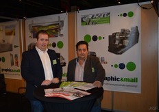 Vader en zoon Venezia van Graphic&Mail staan klaar om op de beurs eens gezellig bij te praten. Nino en Enzo