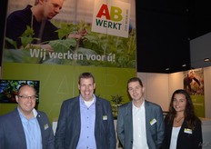Paul Palmen, Bart Derichs, Mark Bus en Lotte Evers van AB Werkt in hun prominent aanwezige stand.