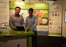 Joost Simons en Stefan Lammers dan LetsGrow, een bedrijf dat gegevens uit de klimaatcomputer inzichtelijk maakt en waarmee telers resultaten onderling kunnen vergelijken.