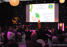 "De nieuwe Schijf Van Vijf, daarover vertelde Astrid Postma. Ook heir is het verwijtende vingertje de deur gewezen en gaat men er meer vanuit "Elke stap, elke gram groente telt mee." In totaal moet je dan op 250 gram uitkomen. Dat stemde Rob Baan tevreden."