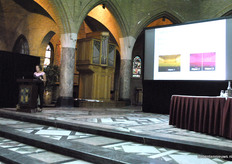 Verschillende proeven wijzen uit dat LED de kwaliteit en de roodkleuring van sla kan verbeteren.