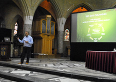 De derde leverancier was Jos Aarts van Livingshell, een nieuwkomer en relatief onbekend bedrijf in de sector. Ze zien zichzelf vooral als leverancier van het systeem. De teler bepaalt wat voor licht hij wil, in wat voor combinatie en zelfs op welk moment. Livingshell faciliteert dat.