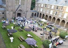 Op de fraaie locatie ging daarna de barbecue aan.