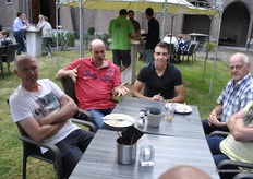 Aan de andere kant Marius Arnouts, Jan en Mike van Drunen en Harry Simons