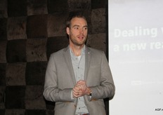 Edwin Zuidgeest van MVO Westland kreeg even de gelegenheid om te vertellen over MVO-Westland, waar statushouders op een sociaal werkbedrijf aan de slag kunnen. Onder meer Nature's Pride, Best Fresh Group en Greenpack doen al mee, maar meer bedrijven zijn van harte welkom