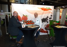 Maren Robertsen en Theo Jegerings hebben de aardbeien van het merk Exquise meegenomen, geteeld onder belichting