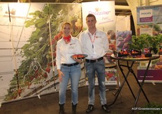 Rinske van Dekken en Paul Doodeman van ABZ Seeds, zij hadden natuurlijk weer de heerlijke Delizzimo aardbeien meegebracht om te proeven! Hun aardbeien worden belicht door Philips led lampen