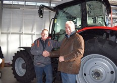 Peter van Heijst (l) van Dick Klok Mechanisatie BV schudt de hand met teler Wim Lageweg (r)