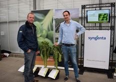 Michel van Mol (r) van Syngenta bespreekt de spruitenoogst met spruitenadviseur Stefan Jongejan (l)