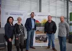 Accountantskantoor Voorne-Putten werd vertegenwoordig door (vlnr): Chantal van de Brug, Marjo de Beun, Jan Kees Wielhouwer. Op bezoek waren Rene Poldervaart van biokwekerij Poldervaart en ICT dienstverlener Maarten Kruik.