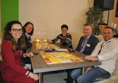 Katarzyna Rybicka (Amplus), Christine Jong en Danielle Bruin van Bejo met Martin Sondej en Jakub Pytkowski