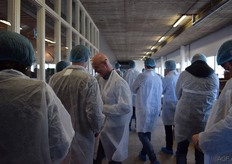 Voor het bezoek aan de Tilapia moet iedereen een jas, sloffen en een muts op.