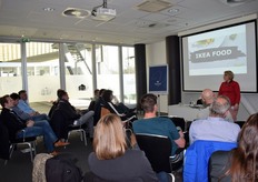 Aureli Mihhes, manager Food & Beverages van Ikea geeft een presentatie over Ikea Food