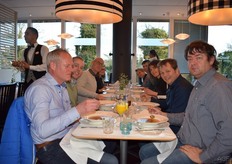 Leden van het AGF Trendcafe krijgen een groenterijke maaltijd aangeboden.