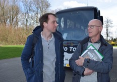 Guido Mignon van Total Produce (l) maakt een babbeltje met organisator Maurice Wubben