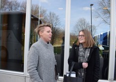 Kim Hendriks van Sherpa en Denise van Vliet van het GroentenFruit Huis wachten op het vertreksein