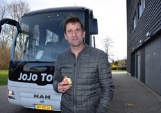 Joost van Veen van Vision Kitchen en Green Scope Travel eet voor vertrek een gezonde snack