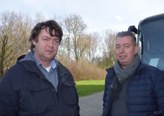 Ulko Stoll van Chain en Wilbert van Oers van de gelijknamige aardbeienkwekerij wachten op het vertreksein
