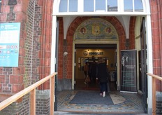 Entree van het pand uit 1897 van Hoogvliet Theresiastraat