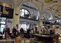 Linksboven het balustradeterras van Hoogvliet Theresiastraat