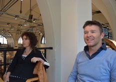 Ben Groenwegen van Purple Pride en Wilma van den Oever op het balustrade terras van Hoogvliet