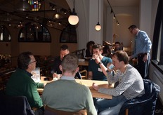 AGF Trendcafe drinkt koffie op het balustradeterras van Hoogvliet Theresiastraat