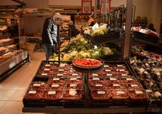 Tomaten om te proeven bij Hoogvliet Theresiastraat