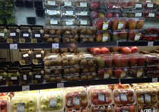 Druiven, Kiwi's, mango's en hardfruit. Blauwe druiven kossten 3,99 per bak en groene kiwi's 3,79 per bak.