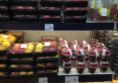 Twee kleuren pruimen voor 3,99 en een berry-mix voor 3,99.