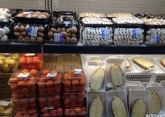 Gesneden champignons en halve ananassen.