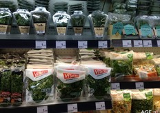 Verschillende kruiden en slasoorten.