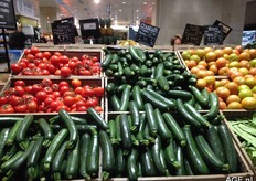 Kasgroetnen. Tomaten voor 1,79 en courgette voor 1,33 per kilo.