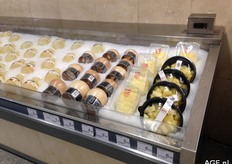 Kokosnoten, gesneden ananas.