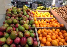 Tommy voor 2,99 en sinaasappelen voor 0,59 cent per kilo.