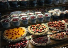 Taarten met vers fruit.