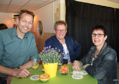 De collega's van het klokteam van ZON Peter Rutten en Anita van Gaal met in het midden commissionair Leon Heus