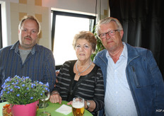 Dhr. de Jong en Dhr. Koelewijn van Versland Selection met zijn vrouw