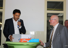 Natuurlijk bleven ook de plaagstootjes niet uit. Zo werd zijn aandacht voor het vrouwelijk schoon en voor mooie spullen - zijn verzameling Burberry-sjaals leverde hem de bijnaam Ary van der Sjaal op - hem goed onder zijn neus gewreven.