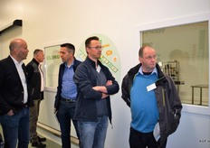 Leden van de businessclub krijgen een doorkijkje naar de fabriek waar de tomatensoep gemaakt wordt, met meer cijfers over voedselverspilling.