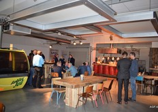 In eventruimte The Twist wordt geborreld en gewacht op het afsluitende buffet.