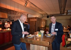 Het afsluitende buffet smaakt goed volgens Marcel Denkecke (l) van Van Kempen Koudetechniek en Arie van Os (r) van 't Web.