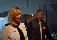 Ingrid Henderickx van Fresh Park Venlo en Jack Lagrand van Fris-Co Fruit & Vegetables luisteren aandachtig bij aanvang van de rondleiding door De Verspillingsfabiek