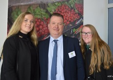 Peter de Koning geflankeerd door zijn dochters.