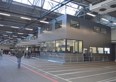 De ‘oude’ kantoren zijn voorzien van dubbel glas en nieuwe gevelbekleding wat een frisse uitstraling geeft.