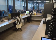 Het expeditiekantoor is zo gebouwd dat de vloer ongeveer een meter boven de loodsvloer ligt.